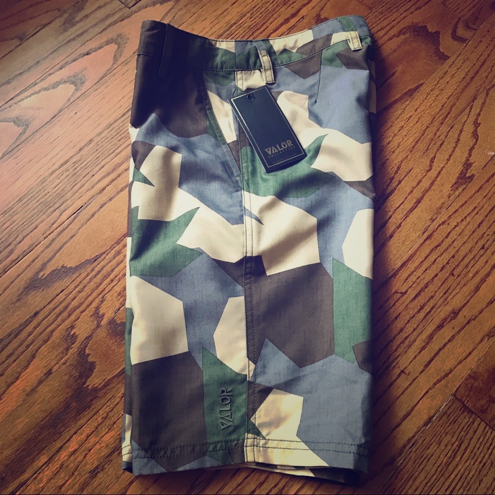 VALOR Versatile Camouflage Board Shorts Sz 24